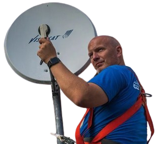 M. Hamelin orientant une antenne satellite