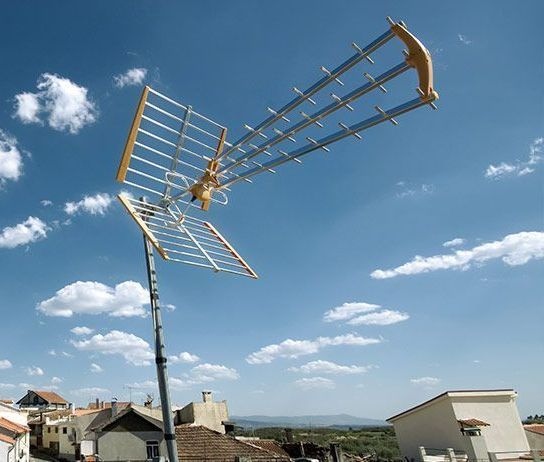 Antenne terrestre posée sur un toit