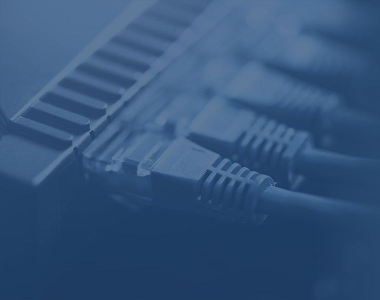 Câbles informatiques connectés à un appareil