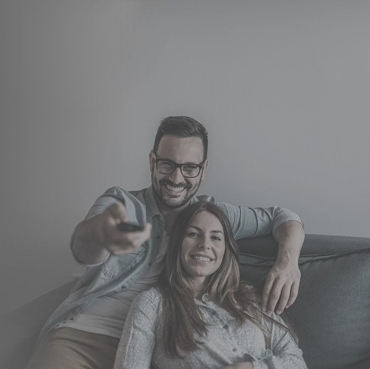 Un homme et une femme changeant de chaîne TV