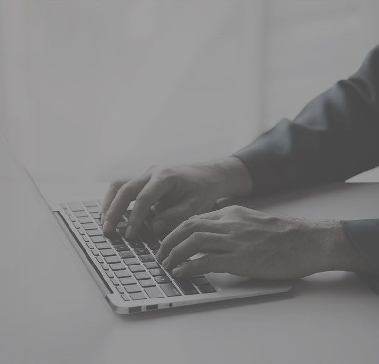 Individu travaillant sur un ordinateur portable