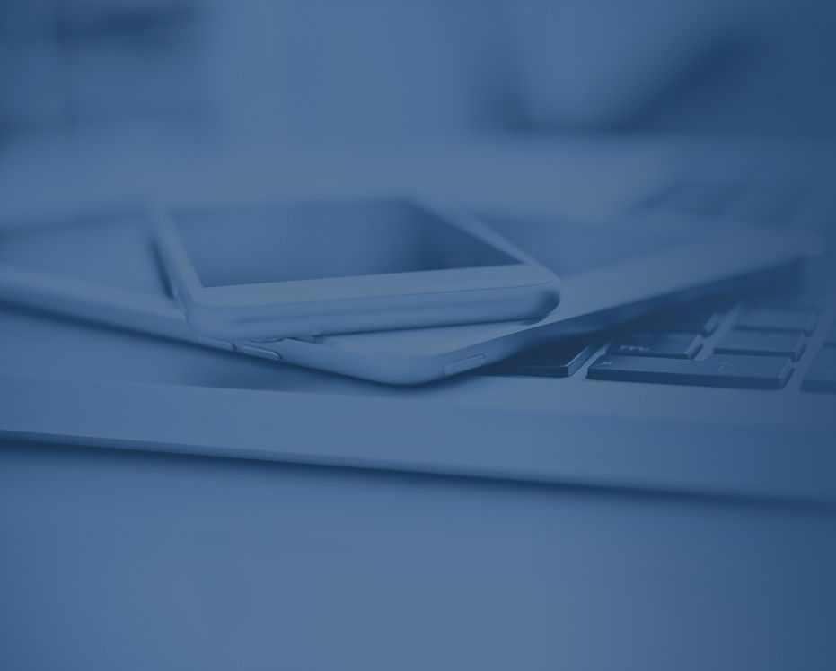 Superposition d'un ordinateur, d'une tablette et d'un téléphone