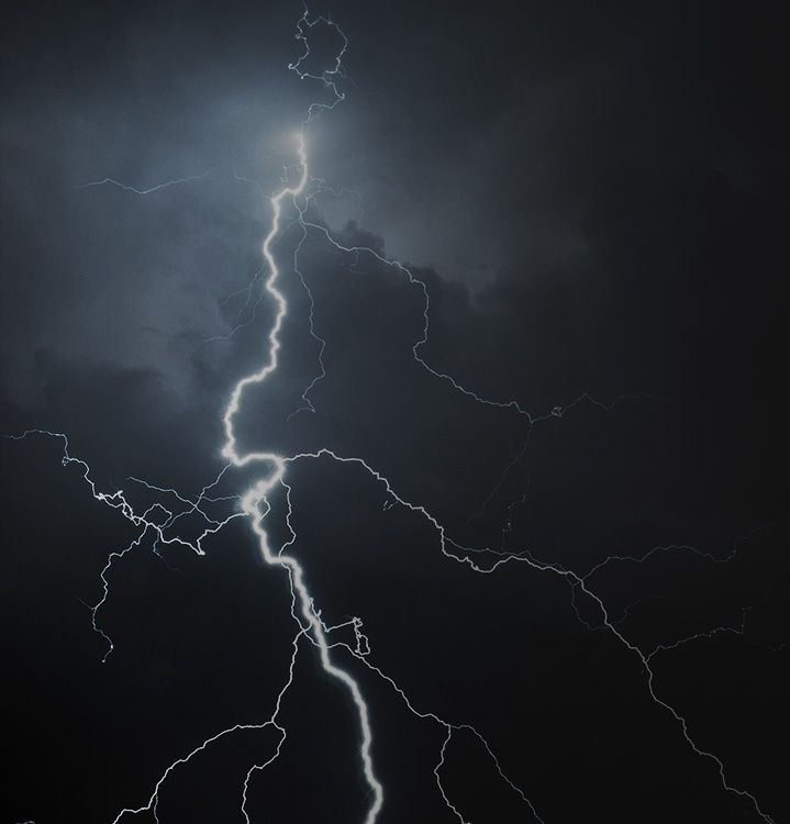 Éclair d'orage dans la nuit