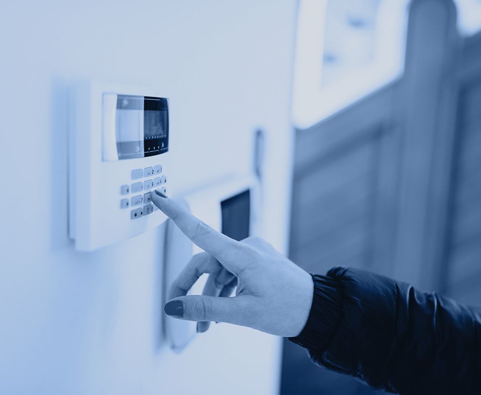 Activation d'une alarme anti-intrusion pour protéger un logement