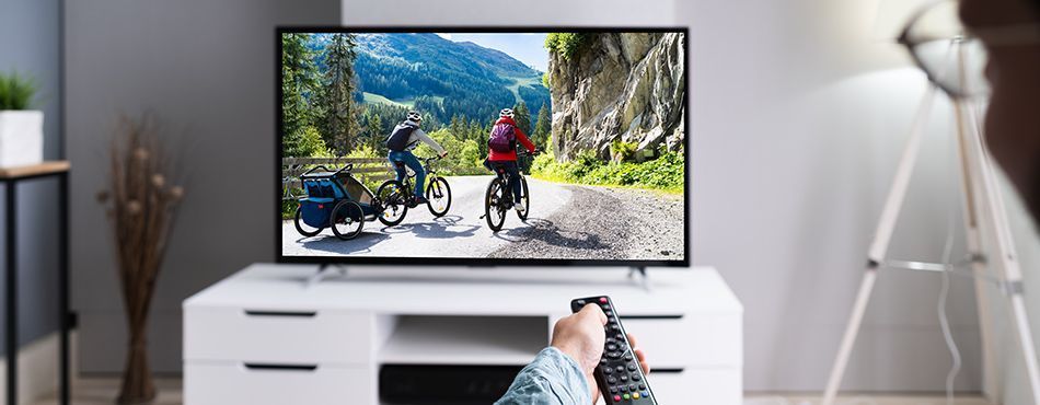 Individu regardant sa télévision