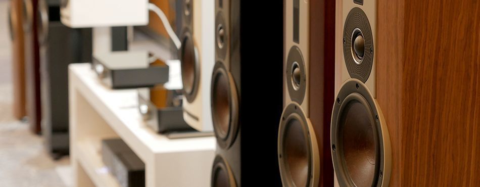 Enceintes colonnes dans un magasin de matériel Hi-Fi