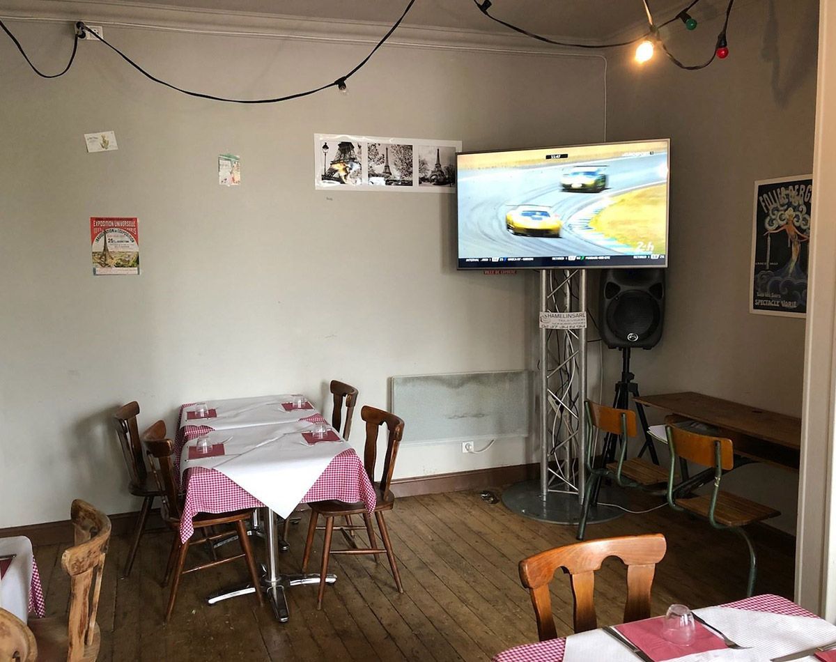 Salle du restaurant Le petit Paris