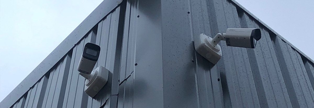 Caméras de surveillance placées à l'angle d'un bâtiment