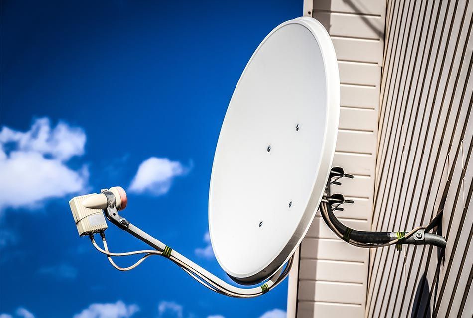 Parabole installée sur une façade