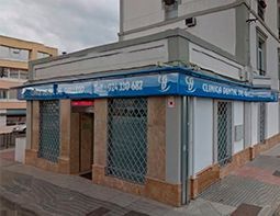 Un edificio con un toldo azul en el costado.