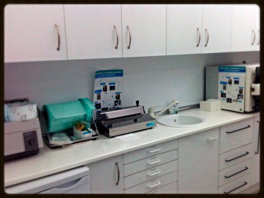 Una cocina con gabinetes blancos y un fregadero.