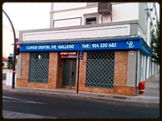 Un edificio con un cartel azul que dice clínica dental de gallego.