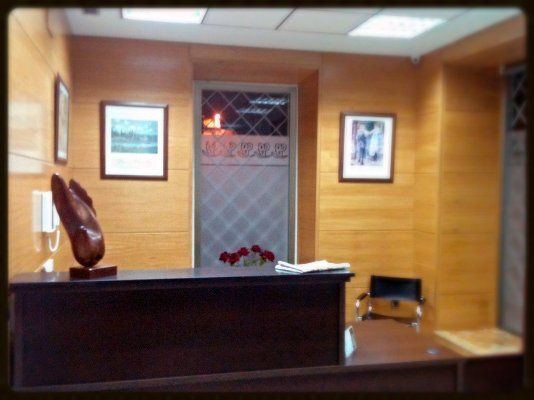 Un mostrador de recepción con una estatua encima.