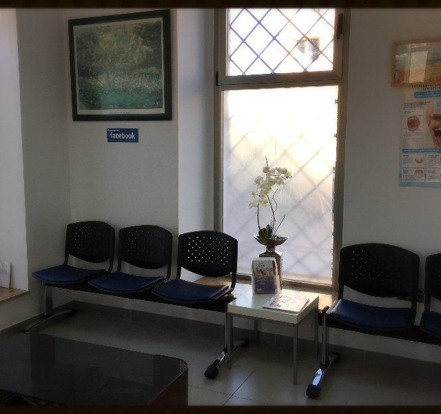 Una sala de espera con un cartel en la pared que dice Facebook