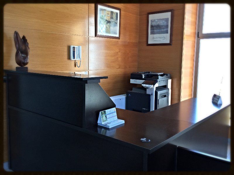 Un área de recepción con un escritorio y una impresora.