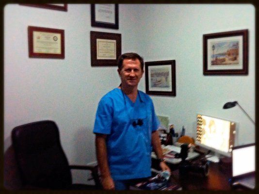 Un hombre con un uniforme azul está parado frente a una computadora.