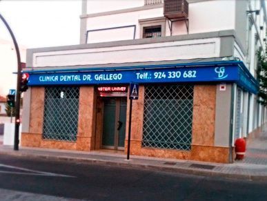 Un edificio con un cartel azul que dice clínica dental dr gallego