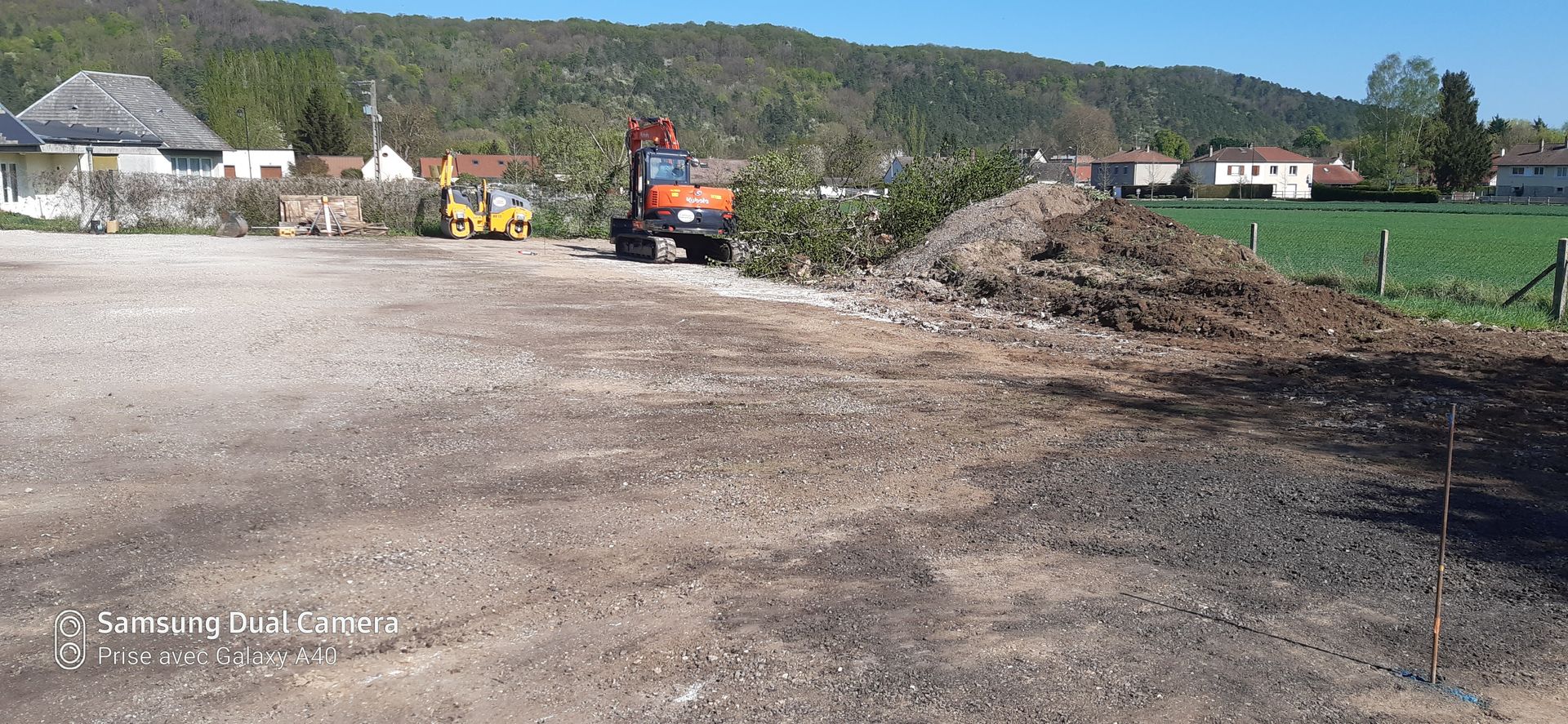 Engins de terrassement sur un terrain à la campagne