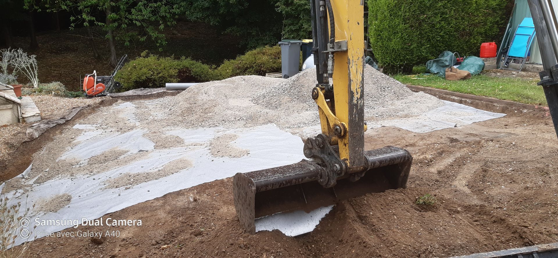 Bras d'une pelleteuse qui creuse le sol