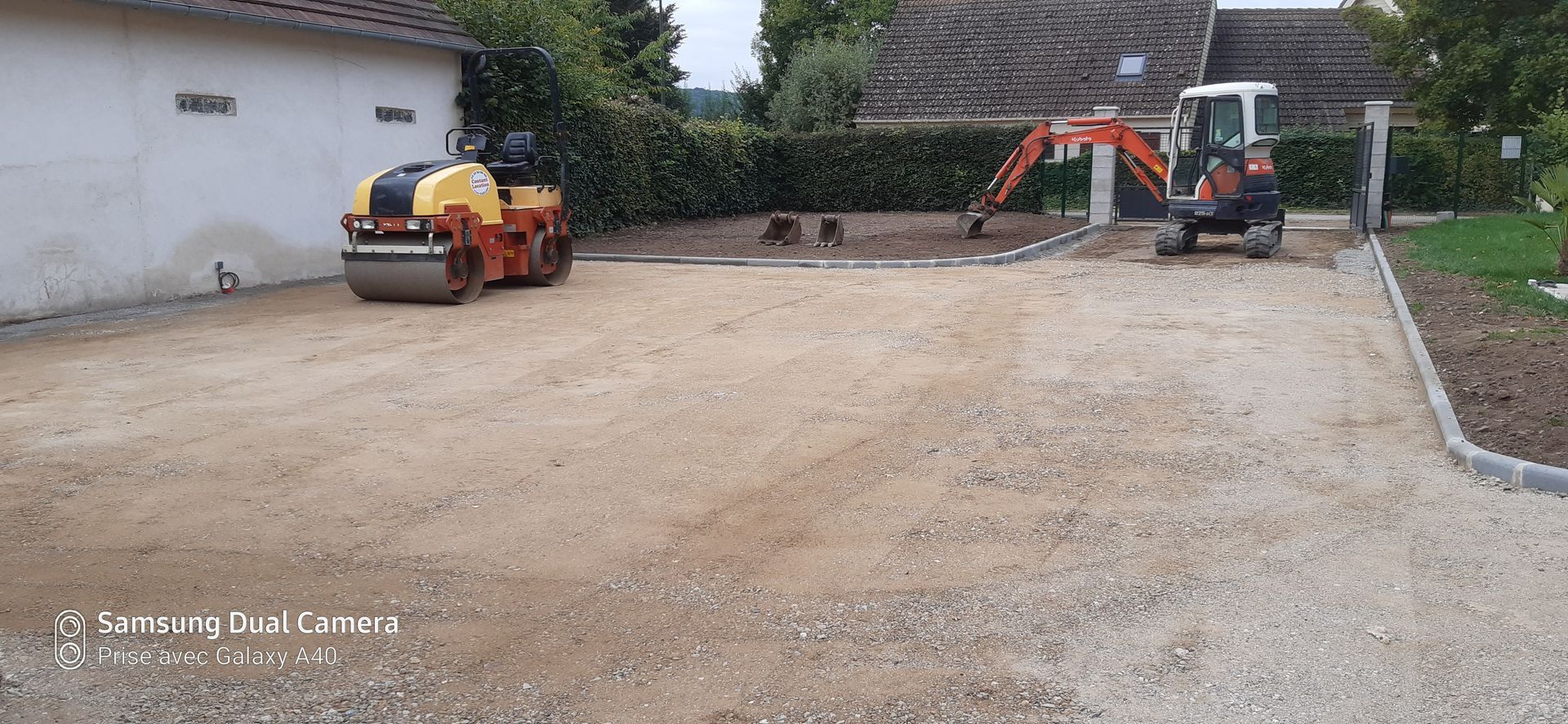 Deux engins de terrassement sur un terrain