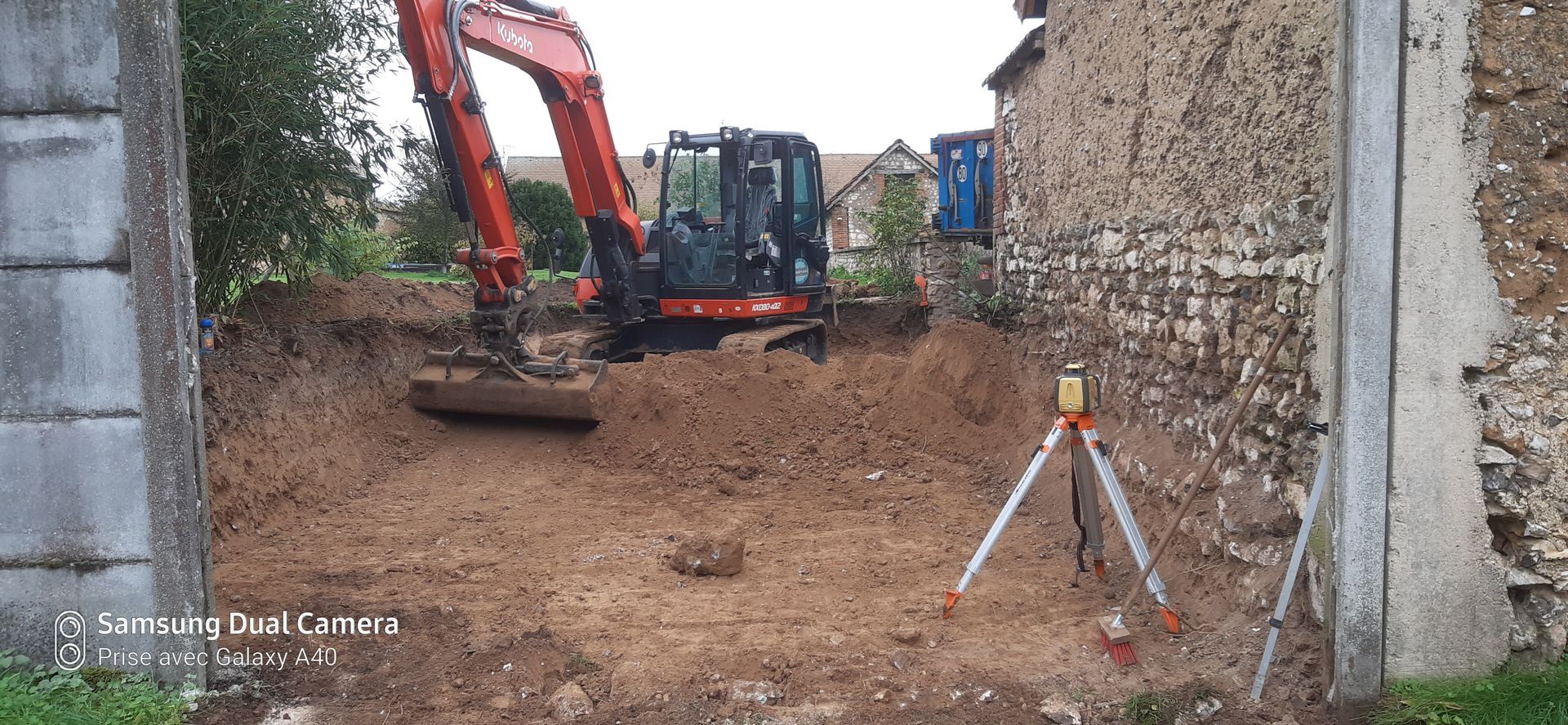 Pelleteuse qui creuse un terrain