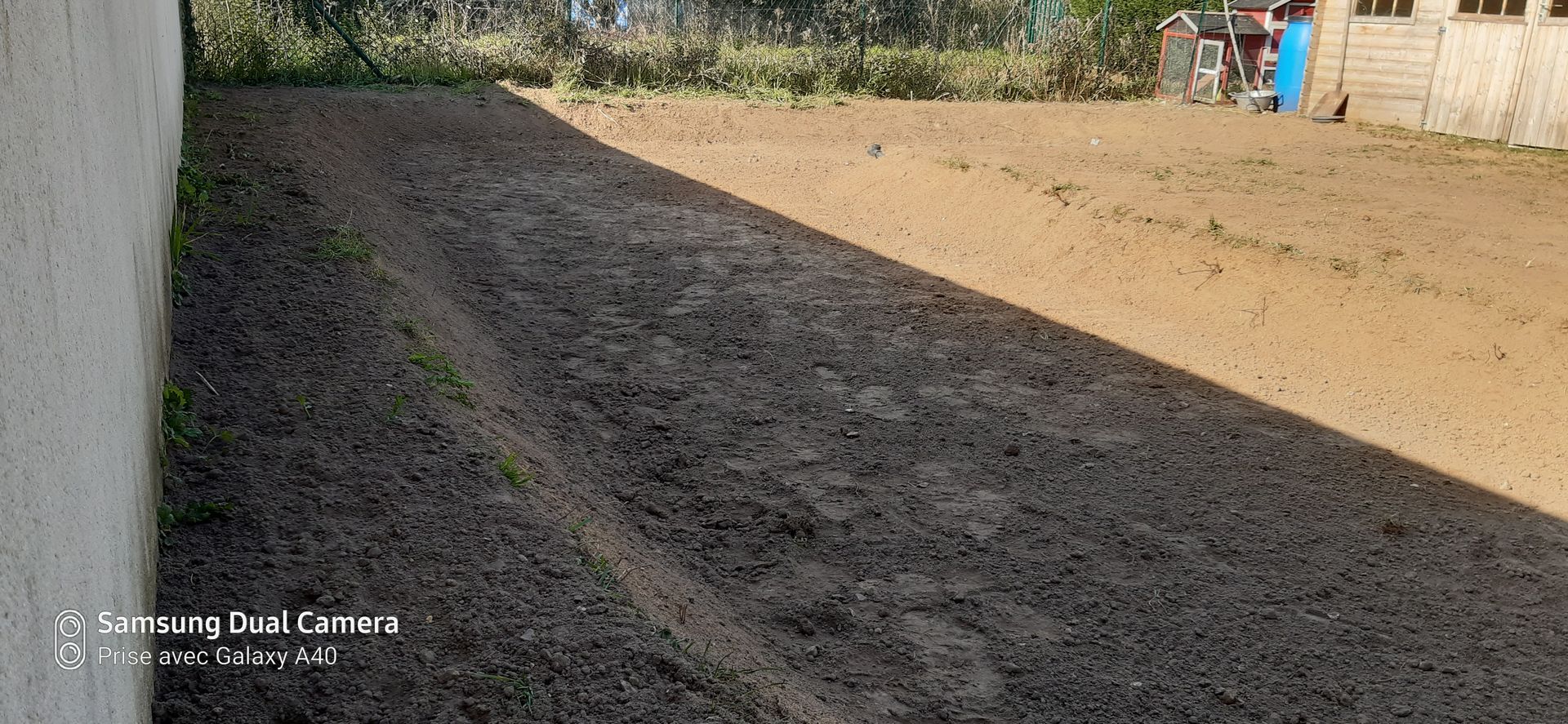 Terrain en terre avec une partie à l'ombre