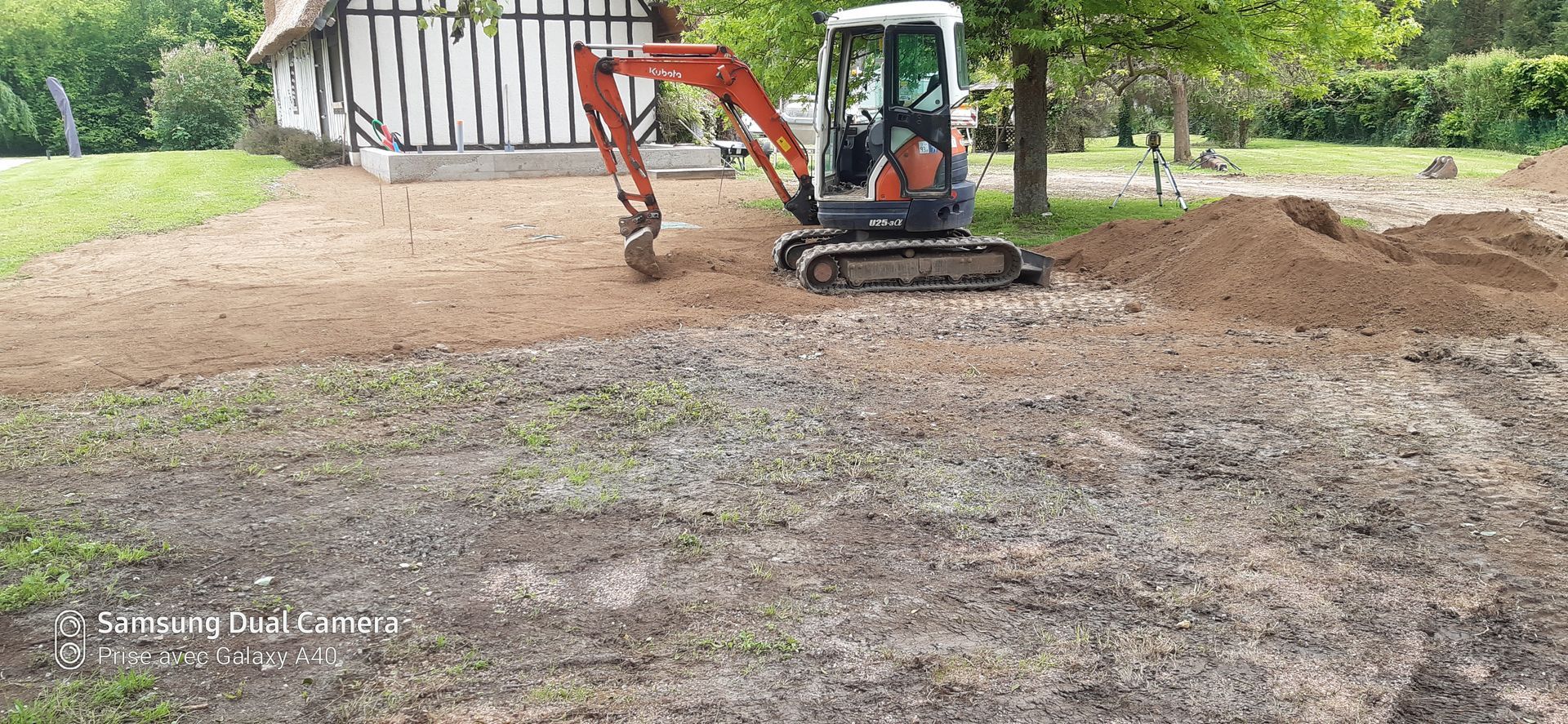 Engin de chantier pour le terrassement qui creuse le sol d'une jardin