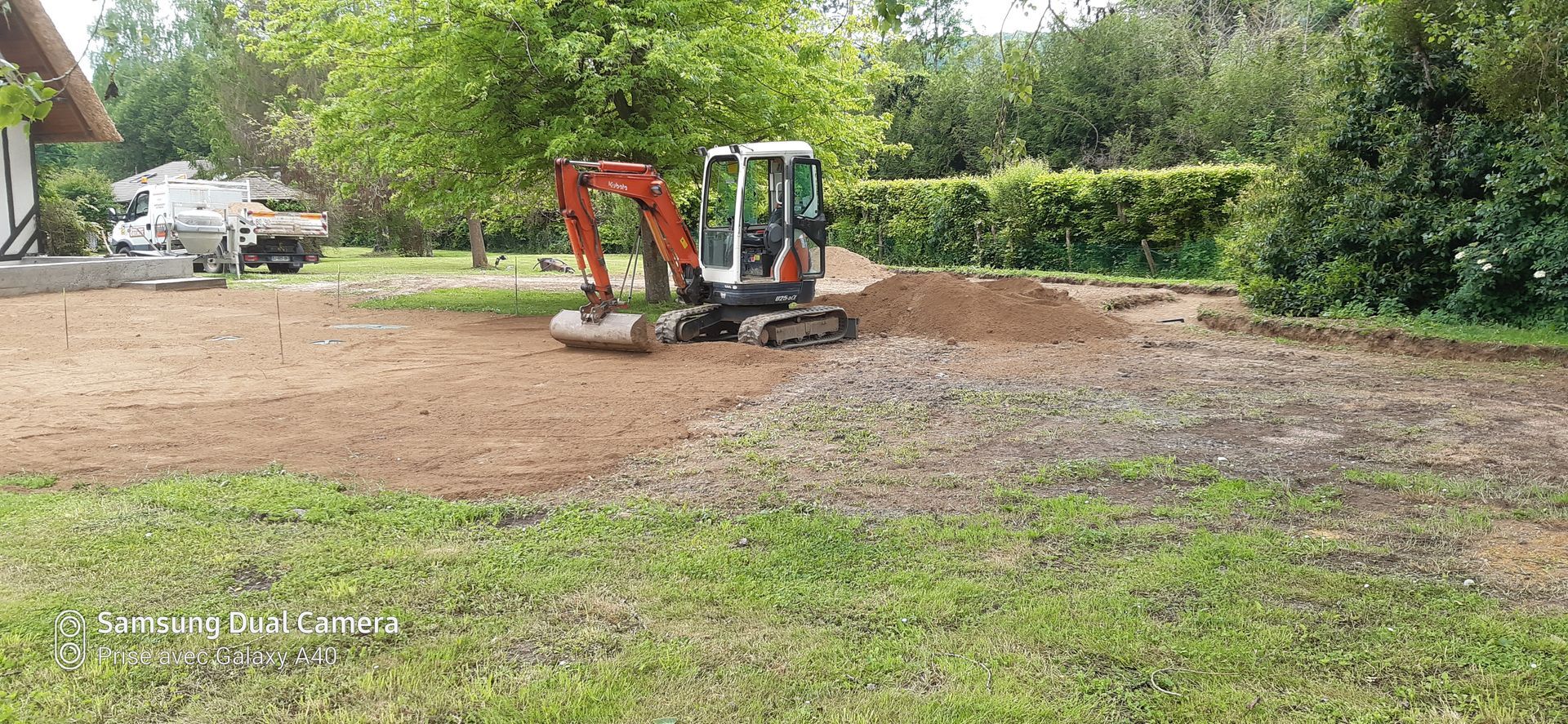 Pelleteuse qui intervient sur dans un jardin pour creuser le sol