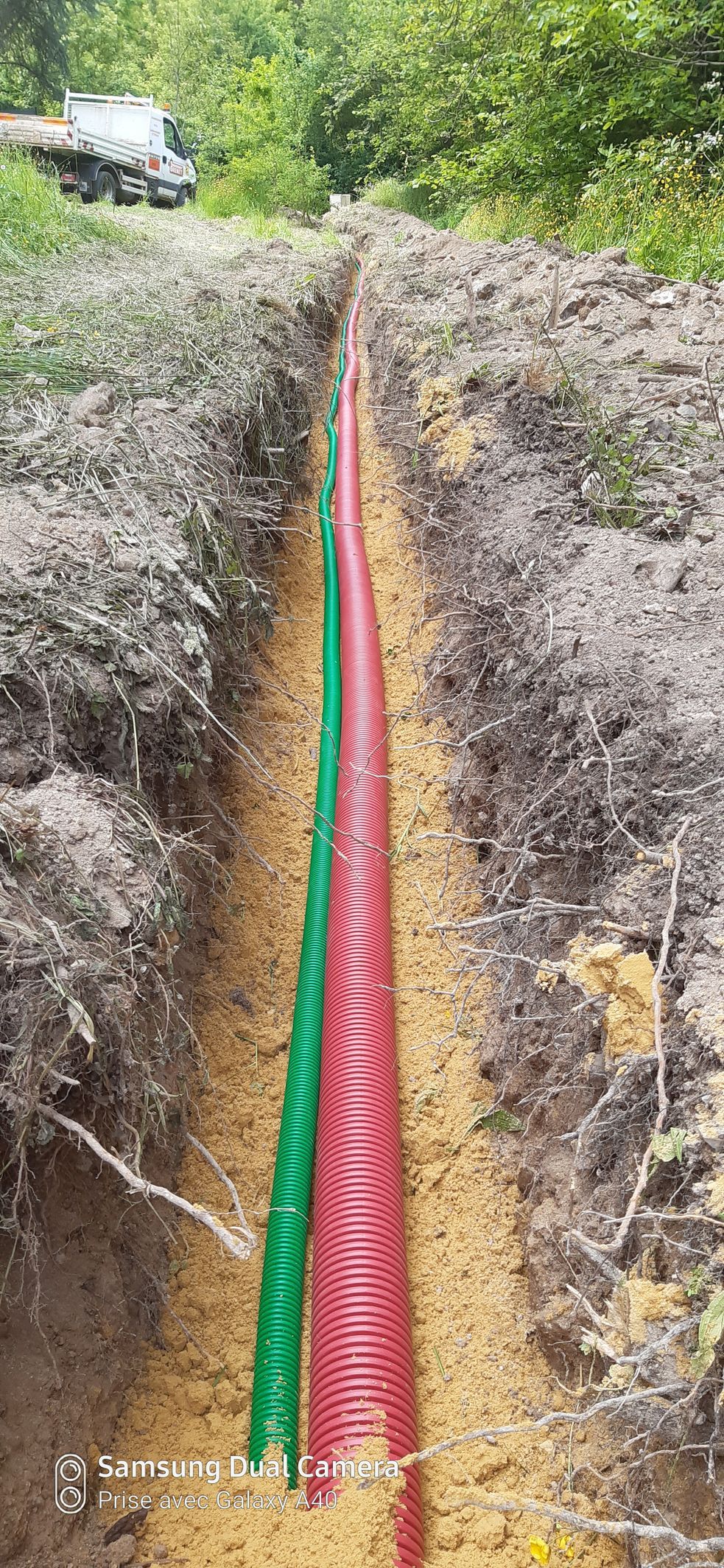 Deux tuyaux vert et rouge pour le gaz