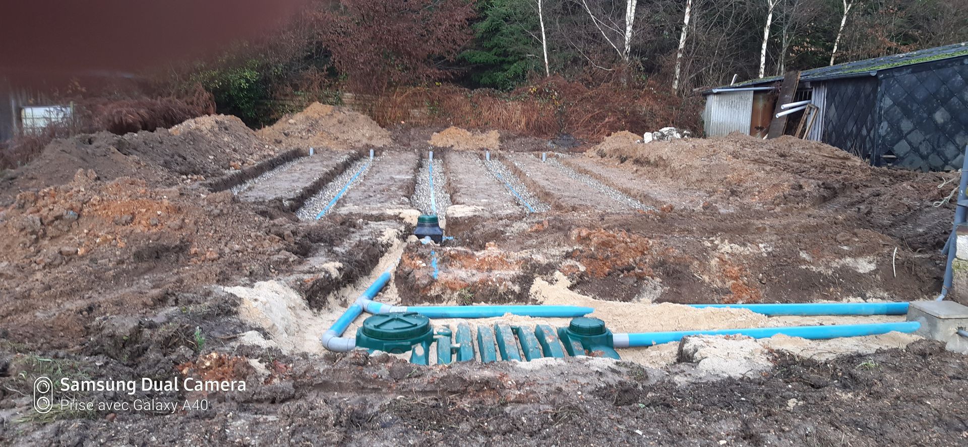 Système de fosse toutes eaux sur un terrain