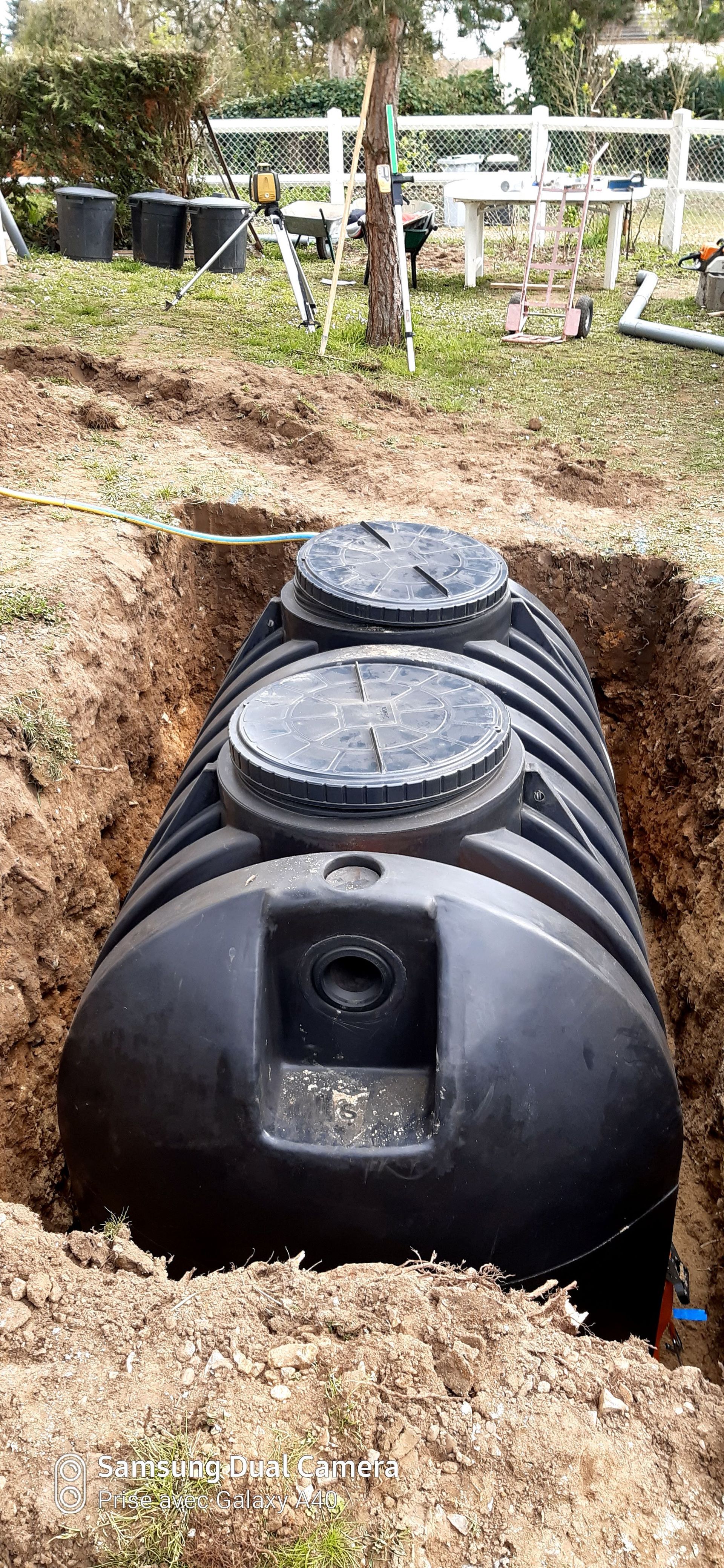 Micro-station noire enterrée