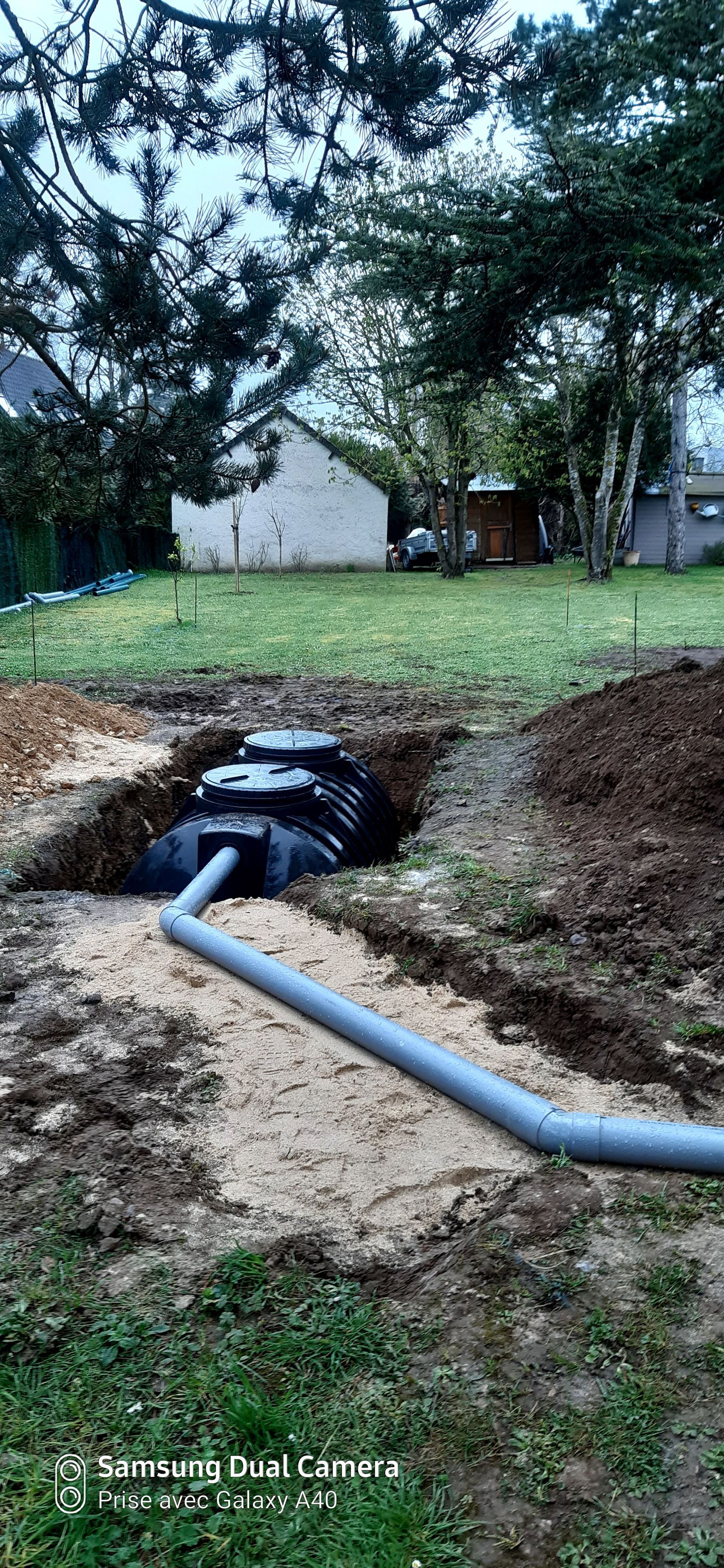 Microstation noire enterrée avec un tuyau qui ressort