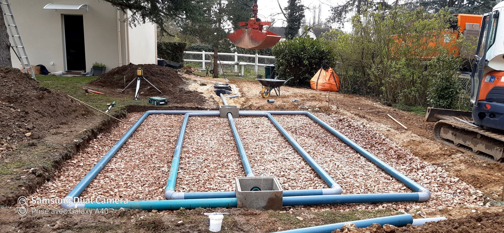 Tuyaux bleus d'une microstation sur des graviers