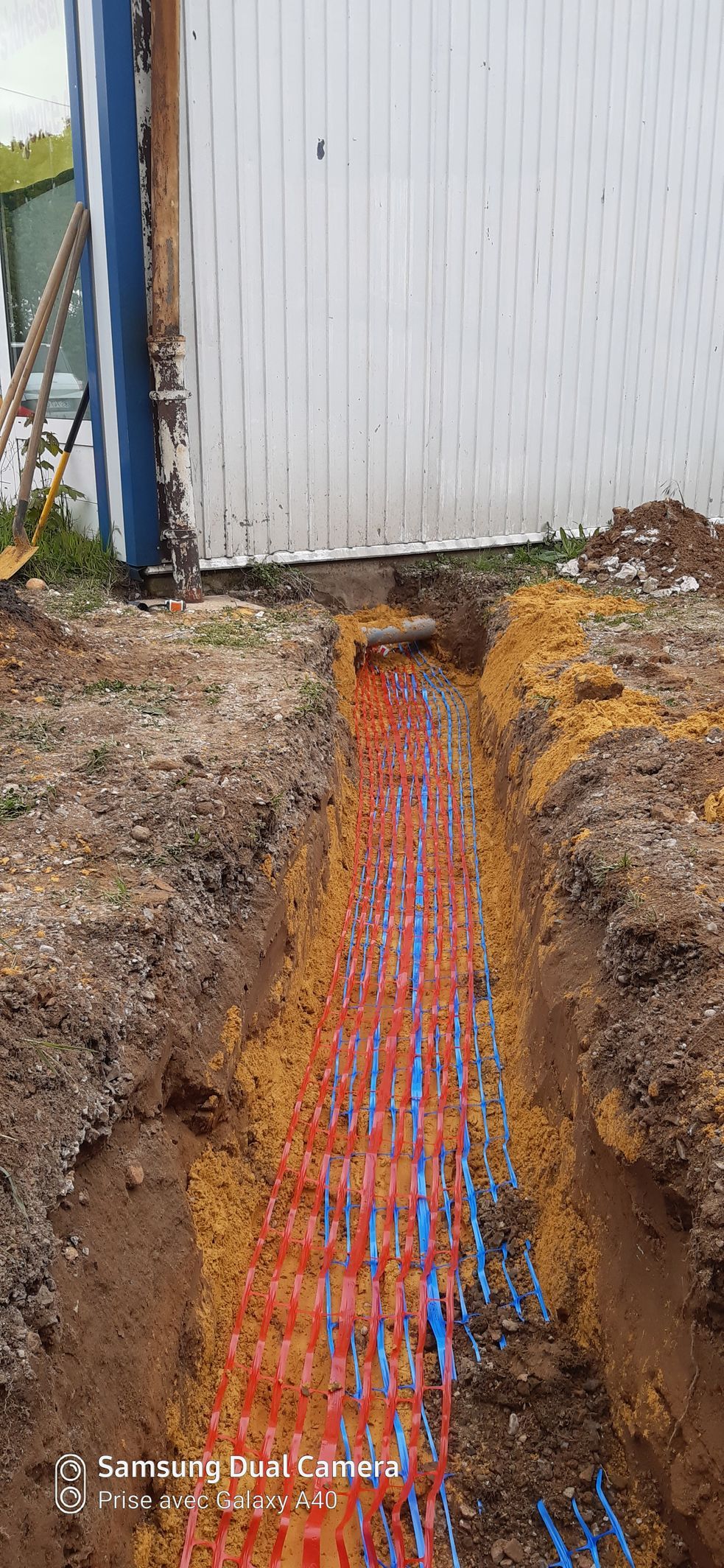 Réseau de fils enterrés dans une tranchée enterrée dans le sol