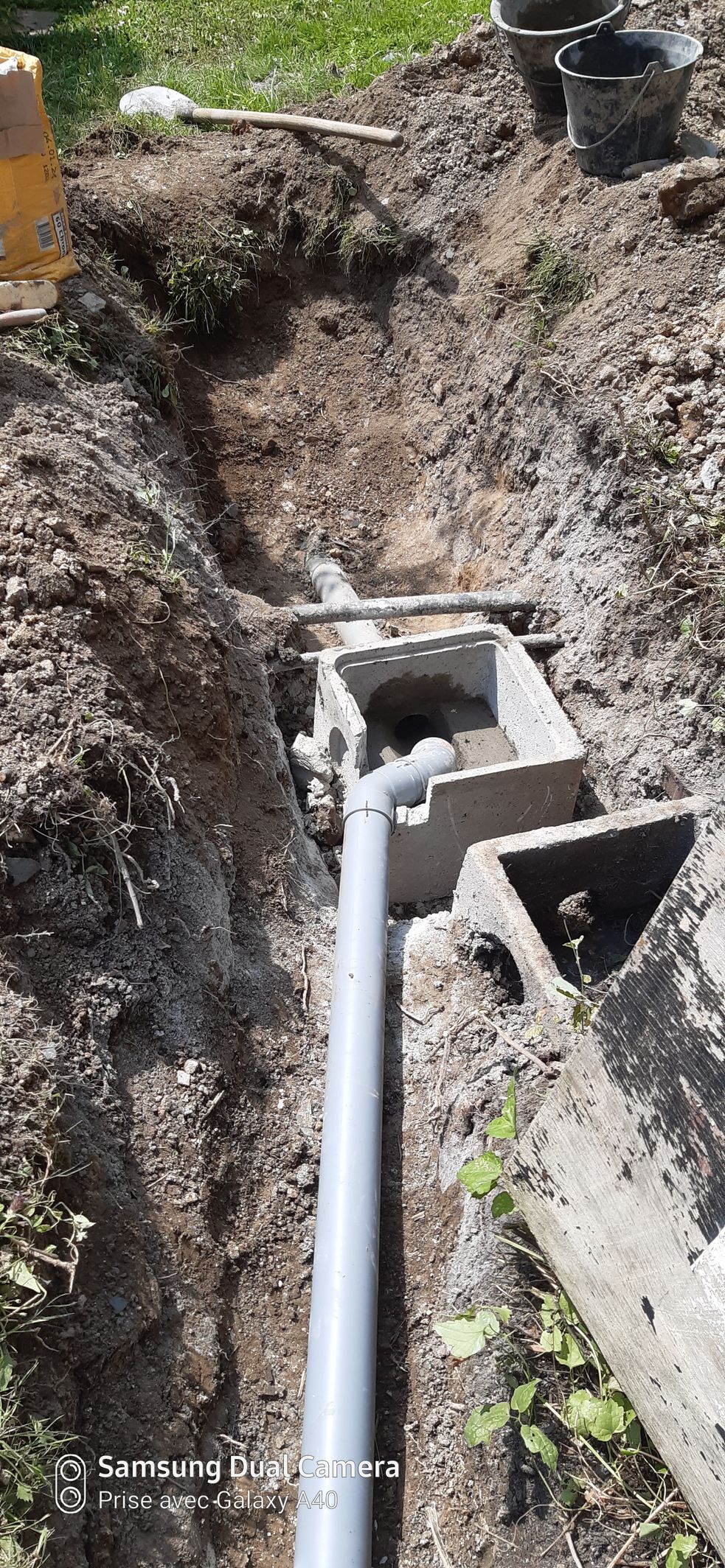 Tuyau à découvert d'un système de tout à l'égout