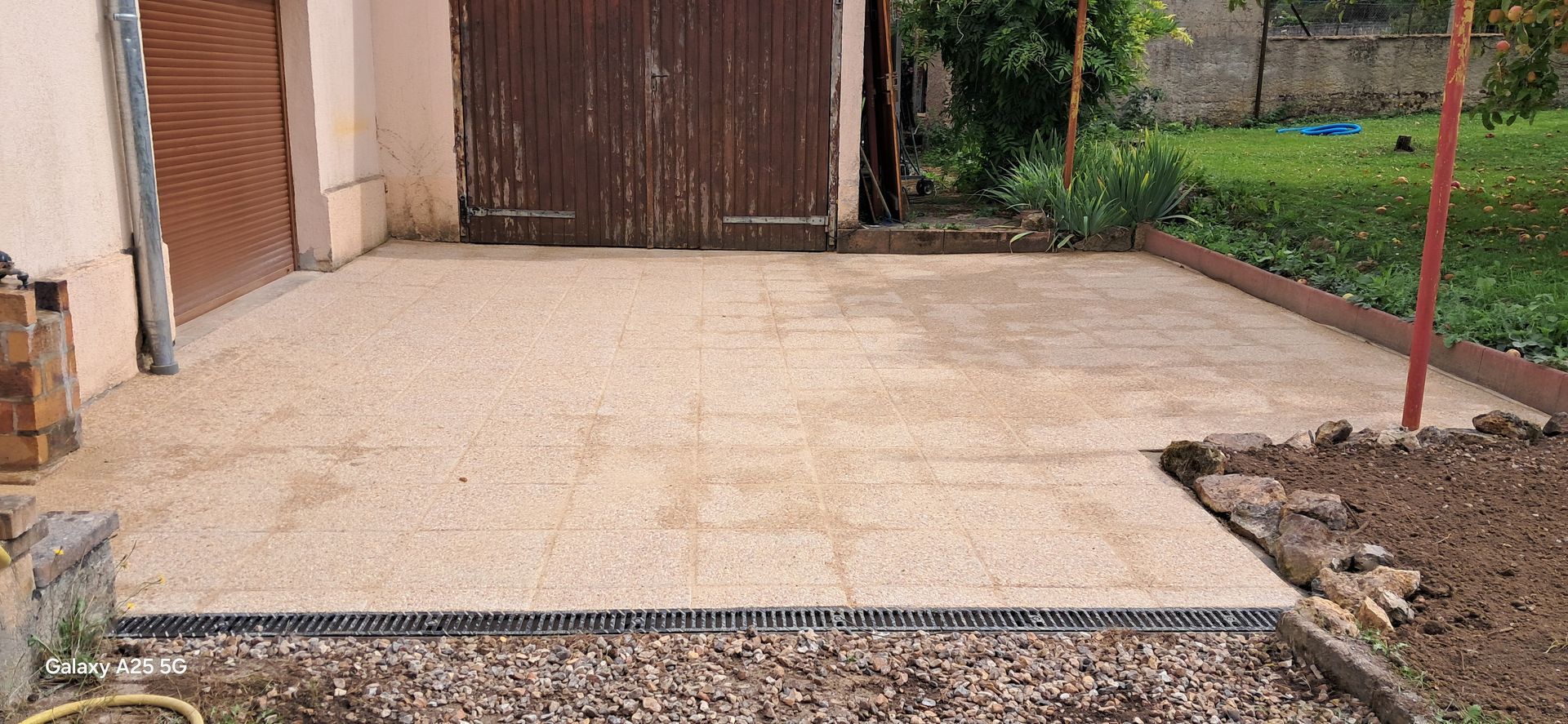 Morceau de terrasse extérieure d'une maison