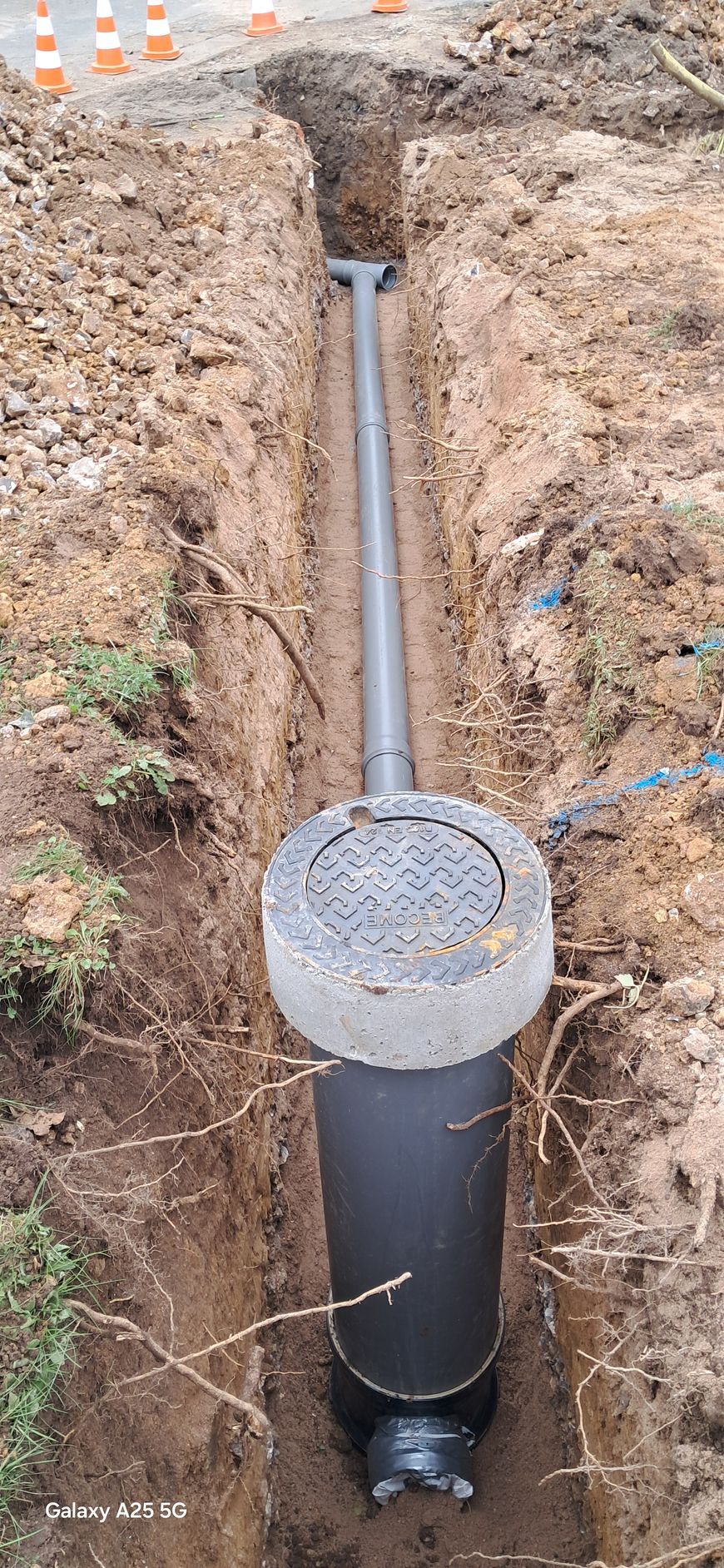 Tuyau de drainage des eaux de pluie relié à une bouche d'égout