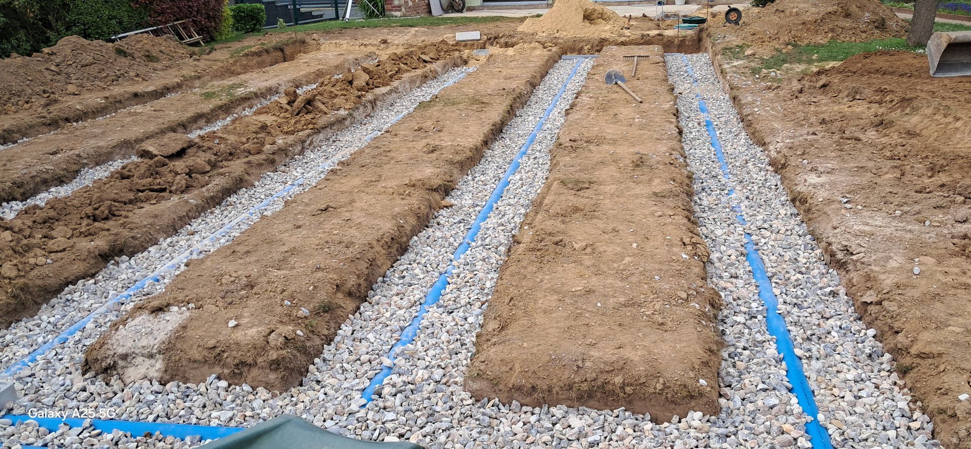 Conduites enterrées en cours d'installation.