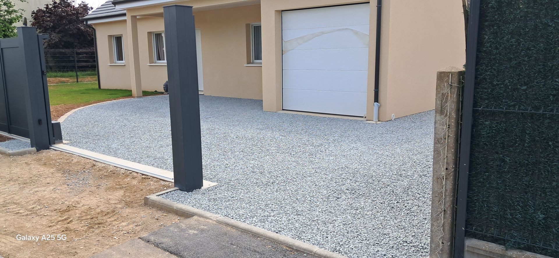 Une allée en graviers.