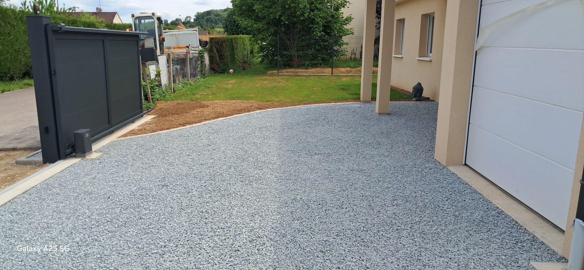 Une allée en graviers gris.