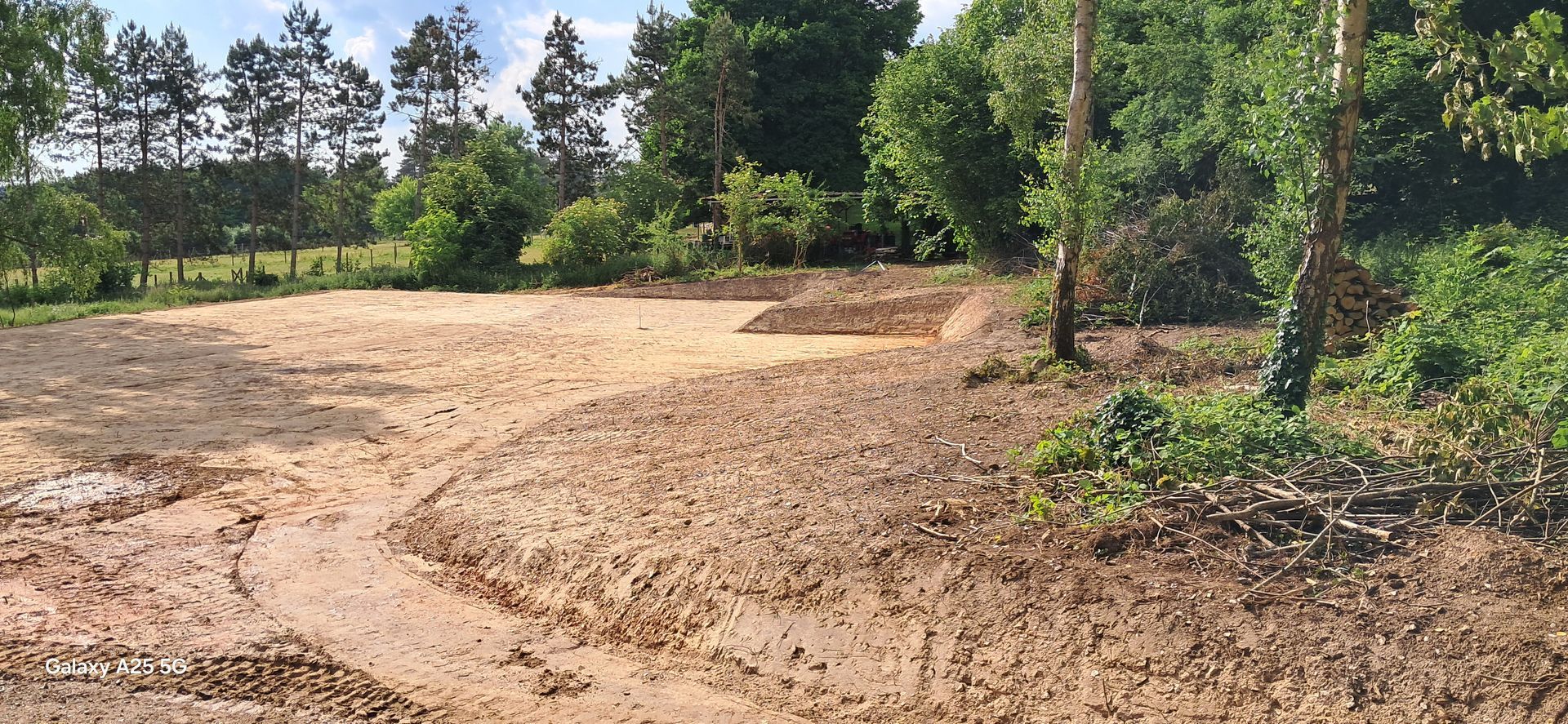 Terrassement en cours dans une forêt. 