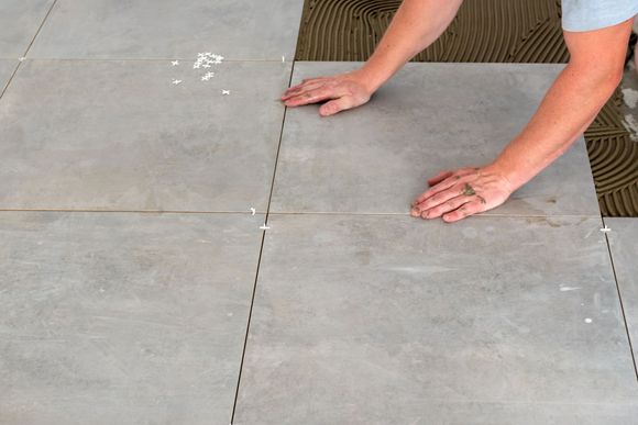 Ouvrier posant du carrelage.
