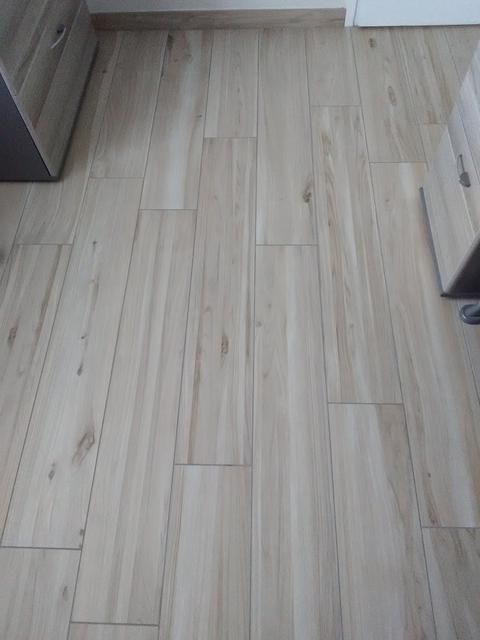 Carrelage de couloir type lames de plancher.