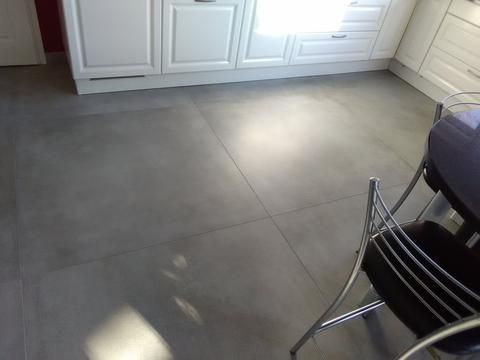 Carrelage de cuisine au sol.