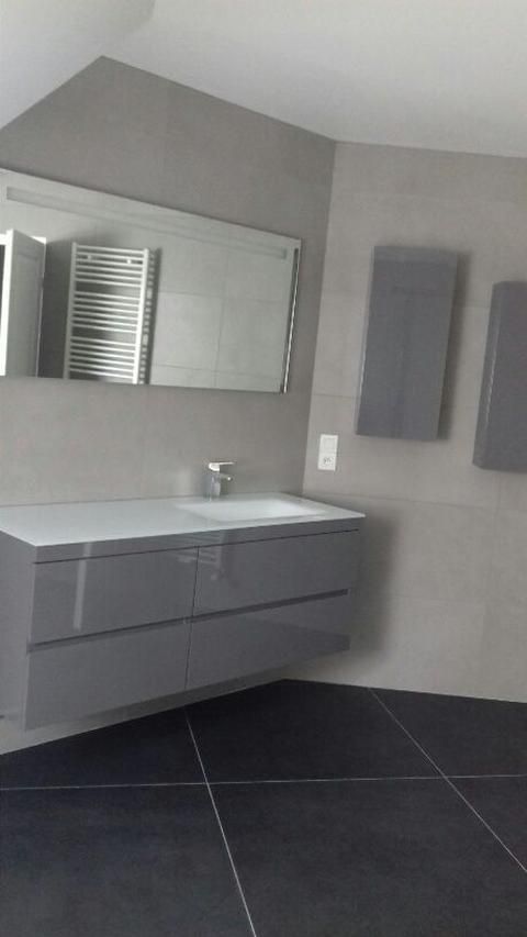 Carrelage de salle de bains au sol.