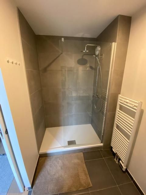 Carrelage d'un espace de douche.