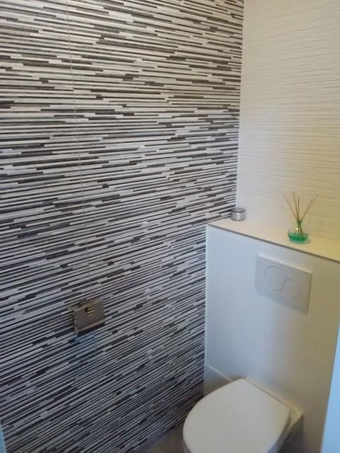 Parement mural dans les toilettes.