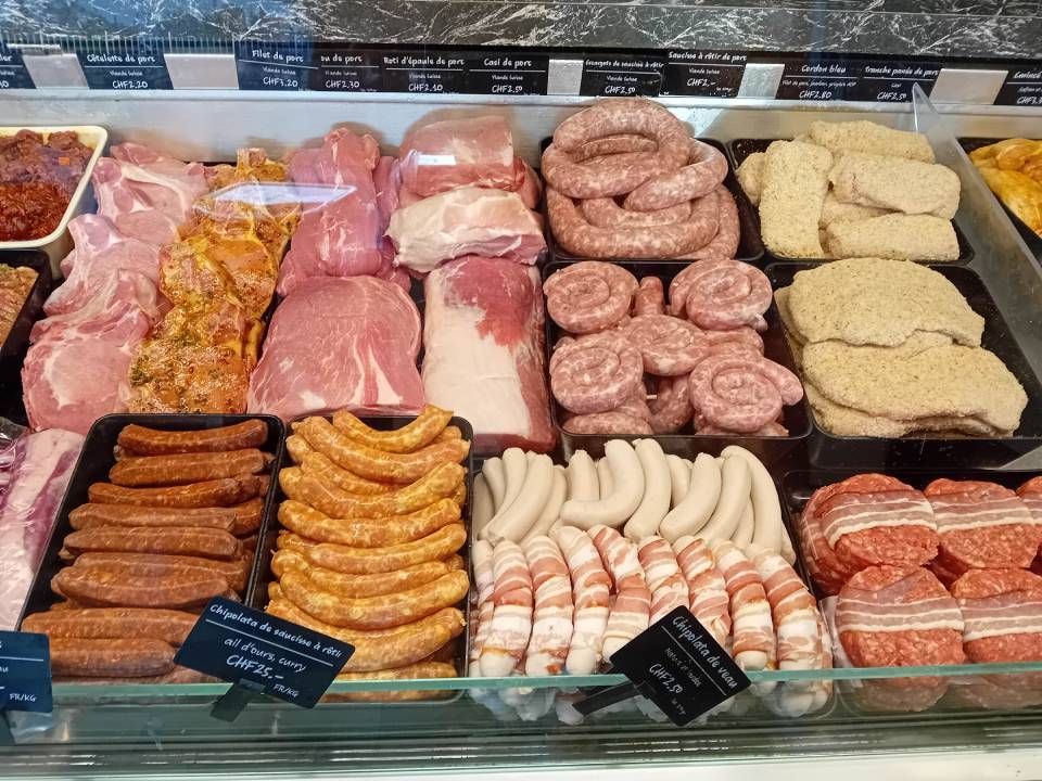 Une vitrine remplie d'une variété de viandes et de saucisses.