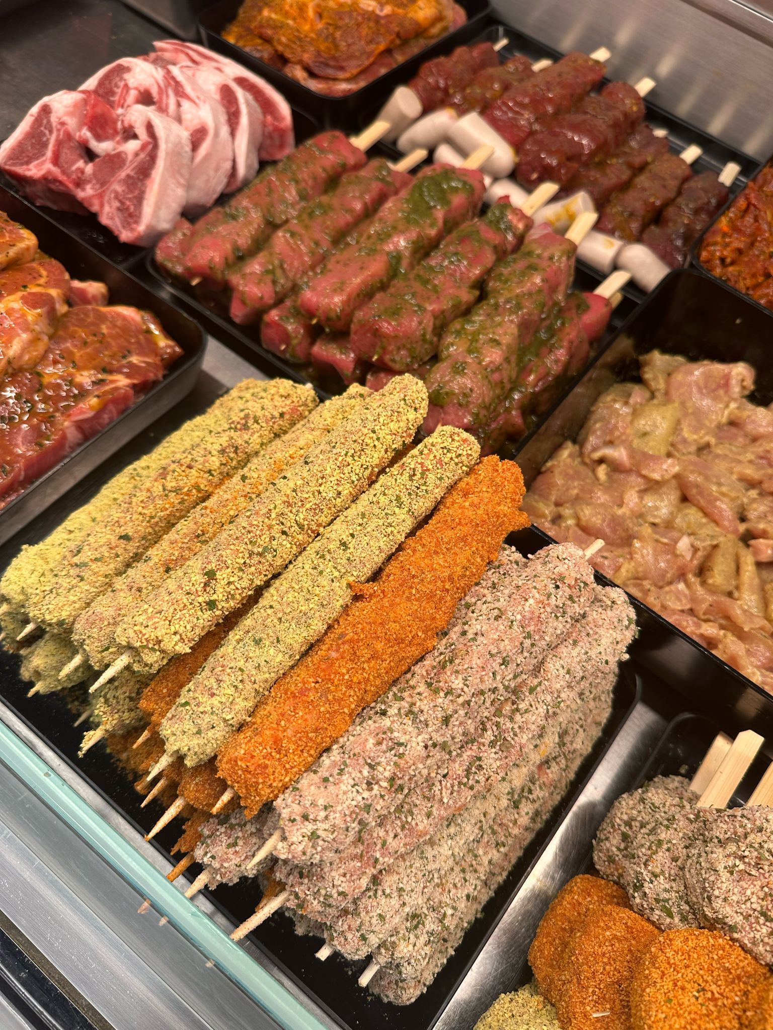 Gros plan sur un étal de boucherie avec des brochettes