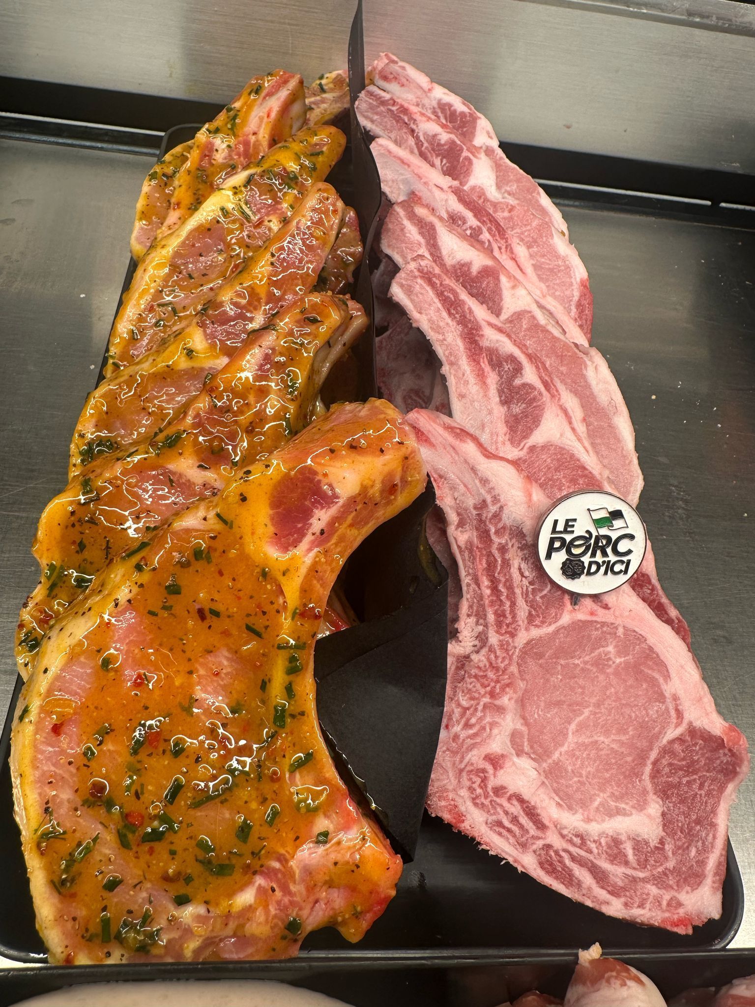 Deux côte de bœuf, l'une marinée, l'autre non.